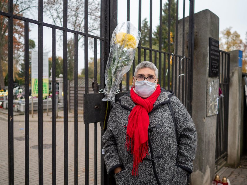 Płacz i rozczarowanie przed cmentarzami