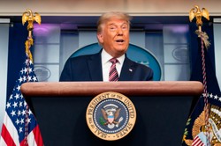 Trump nie daje za wygraną: Blokowano drzwi i zasłaniano okna lokali wyborczych