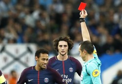 Liga francuska: Neymar "wyleciał" z boiska. Cavani uratował dla PSG remis w Marsylii [WIDEO]