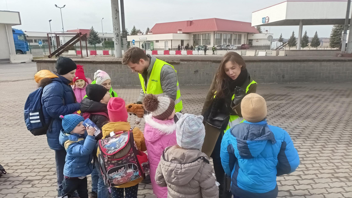 98 tys. dzieci w domach dziecka Ukrainy. "Niosą maluchy przez granicę"