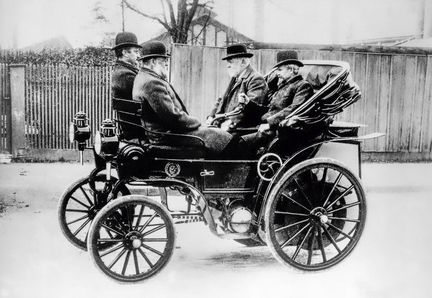Maybach z prawej, a obok niego Daimler w jego Riemenwagenie, 1897.