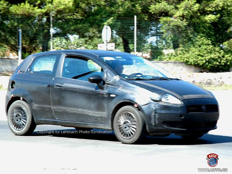 Zdjęcia szpiegowskie: Fiat Punto – również w wersji sedan