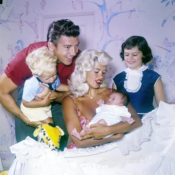 Amerykańska aktorka Jayne Mansfield z drugim mężem Mickiem Hargitayem i ich dziećmi (1960) / Silver Screen Collection, Getty Images