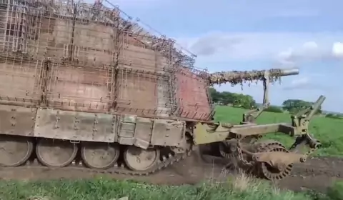 Takiego czołgu jeszcze nie widzieliście. Rosjanie przechodzą samych siebie [WIDEO]