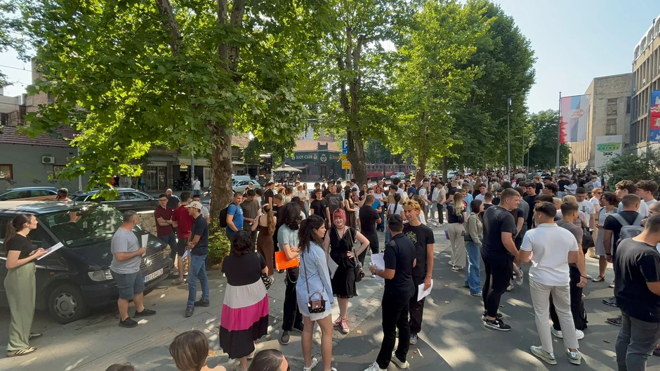 Velika gužva ispred Mašinskog falulteta drugog dana prijemnog