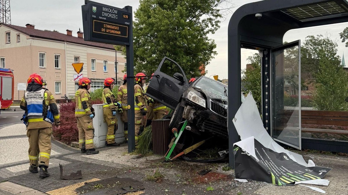 Groza w Mikołowie. 23-latka wjechała w przystanek autobusowy