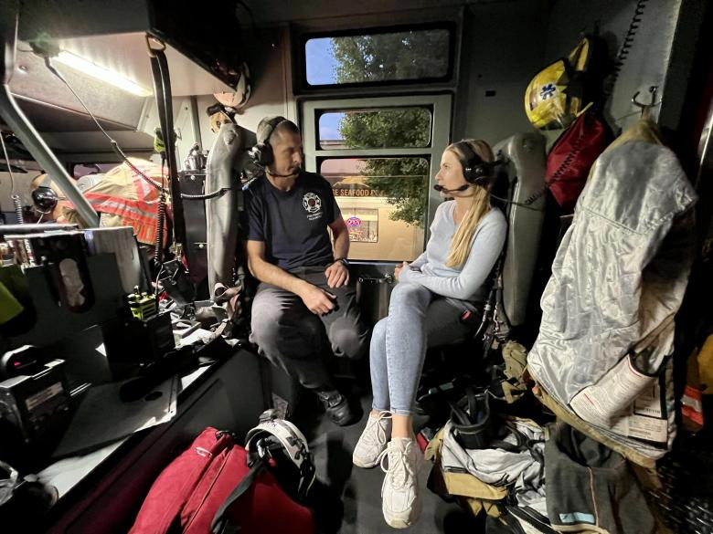 Reporterka WELT Kaja Klapsa w rozmowie ze strażakiem Friedericksem