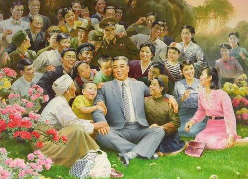 Reżym stworzony przez Kim Ir Sena tak naprawdę niewiele ma wspólnego z komunizmem. Bliżej mu do nazistowskich Niemiec, niż stalinowskiego Związku Radzieckiego. Na ilustracji jeden z setek propagandowych plakatów przedstawiających Kim Ir Sena jako ojca narodu.