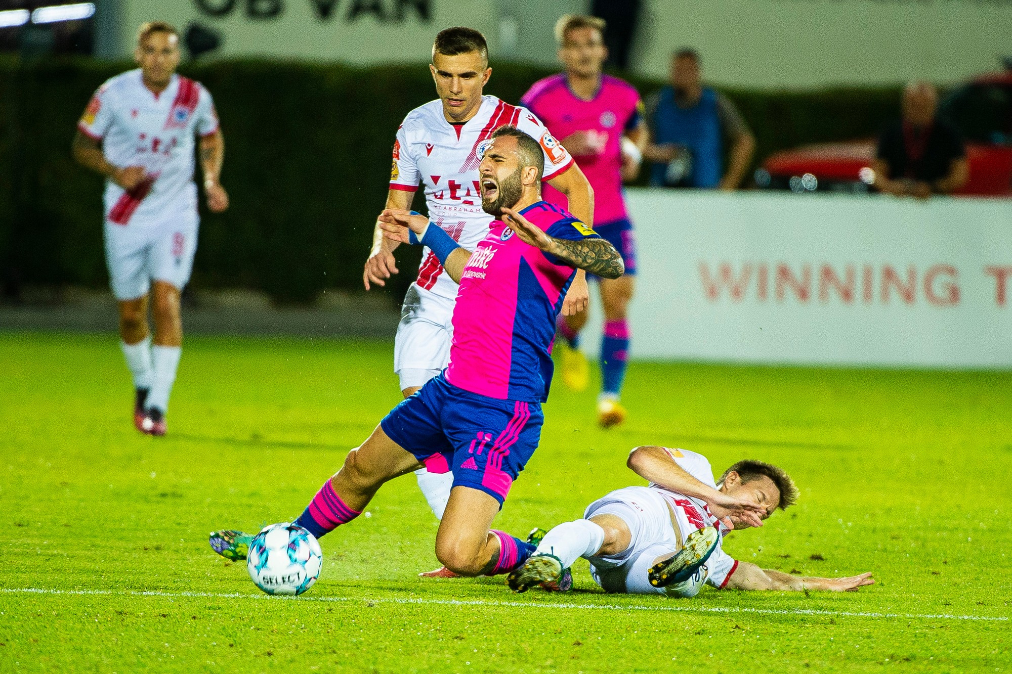 Zľava Ivan Jukič (Mostar), Tigran Barseghjan (Slovan) a Karlo Kamenar (Mostar) bojujú o loptu. 