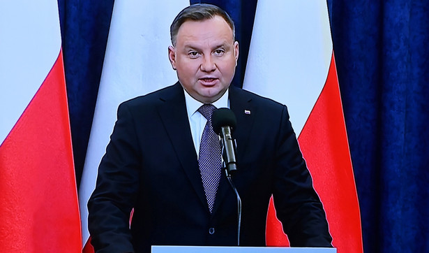 Prezydent Andrzej Duda w 10. rocznicę katastrofy smoleńskiej przyjechał na Wawel, by oddać hołd spoczywającej w krypcie katedry parze prezydenckiej: Lechowi i Marii Kaczyńskim