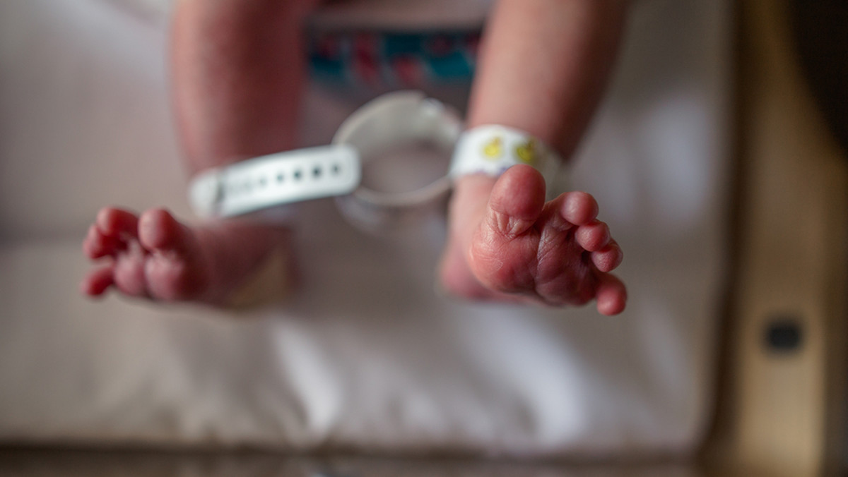 W stolicy Czarnogóry Podgoricy świeżo upieczeni rodzice nabrali podejrzeń co do ich niemowlęcia. Wyszło na jaw, że w szpitalu wydano im inne dziecko.