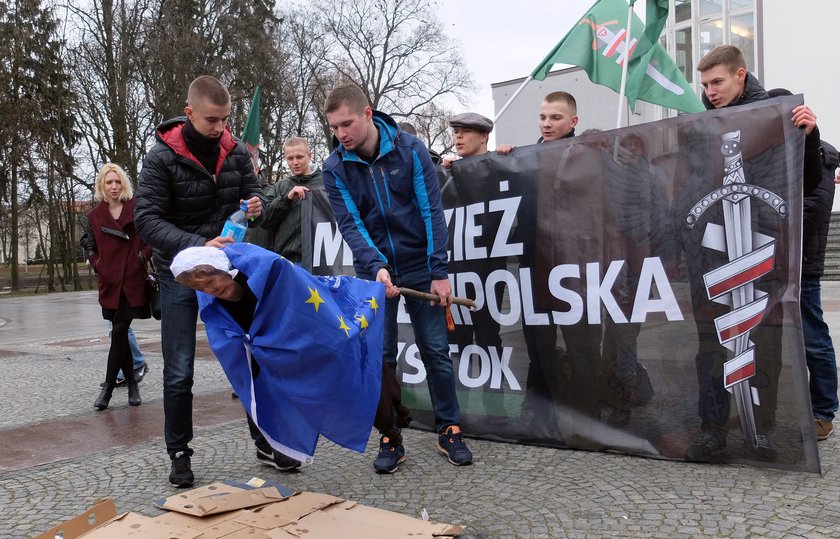 Protest Młodzieży Wszechpolskiej w Białymstoku odbył się w związku z atakami terrorystycznymi w Brukseli 22 marca 2016.