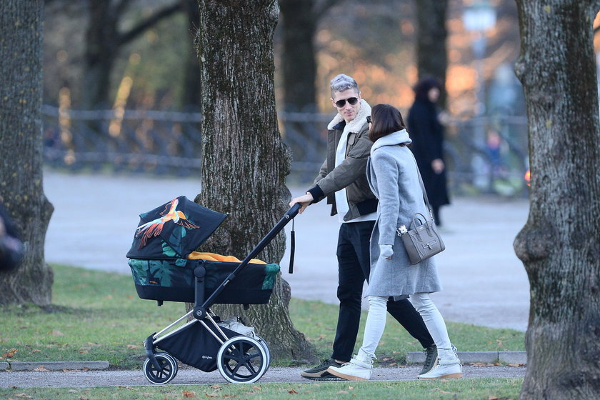 Anna i Robert Lewandowscy na spacerze z córką