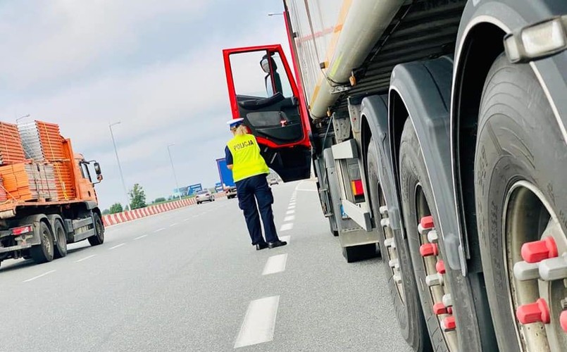 Jeden z patroli na węźle zachodnim S11 w trakcie ok. 4-godzinnej kontroli ujawnił 50 wykroczeń związanych z tzw. jazdą na zderzak