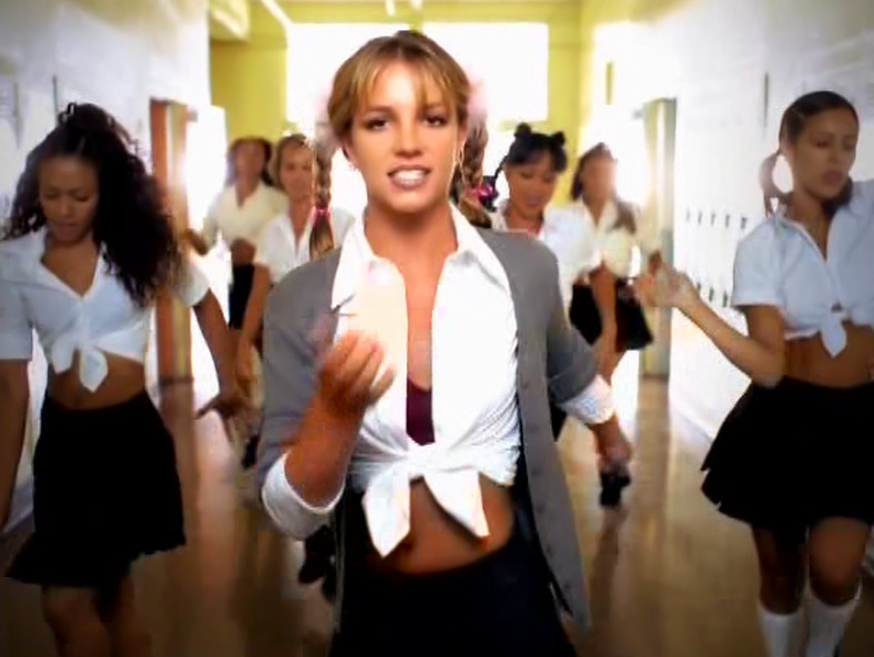 Britney Spears w teledysku "... Baby One More Time"