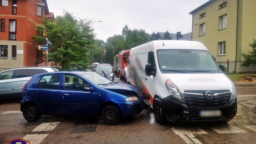 Zderzenie dostawczaka i osobówki. Kierowca fiata w szpitalu