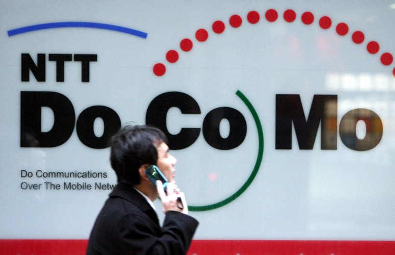 Mobilny oddział największego na świecie operatora telekomunikacyjnego wszedł na giełdę w październiku 1998 roku, w czasie gdy azjatyckie rynki finansowe pogrążone były w kryzysie. Nie przeszkodziło to NTT Mobile w zebraniu z rynku aż 18,4 mld dolarów. Dla porównania firma-matka japońskiego producenta telefonów komórkowych Nippon Telegraph and Telephone 12 lat wcześniej zebrała 'zaledwie' 13 mld dolarów.