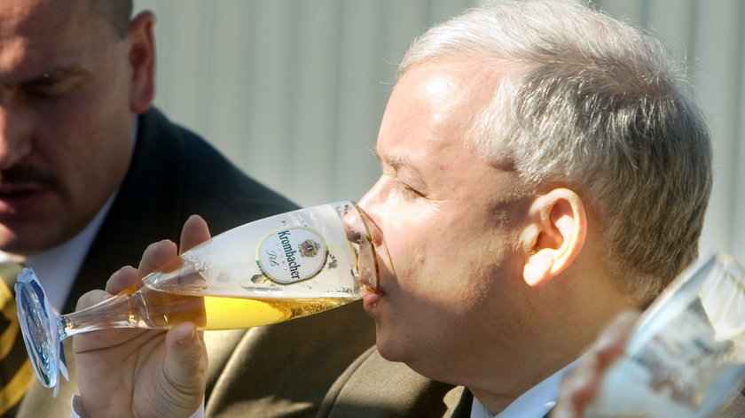 Jarosław Kaczyński też czasem lubił sobie wypić!