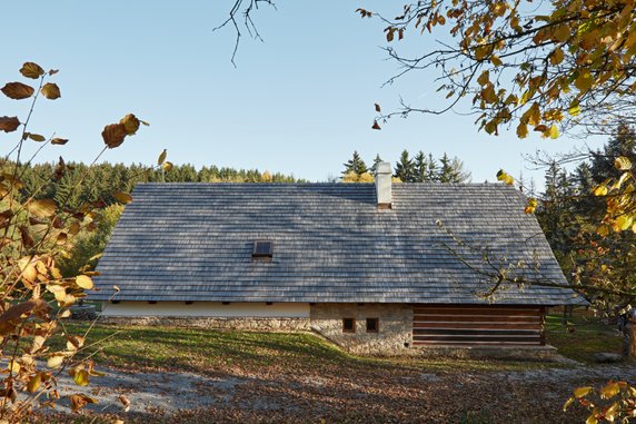 Przebudowa starej chaty na wsi. Odmienili też stodołę