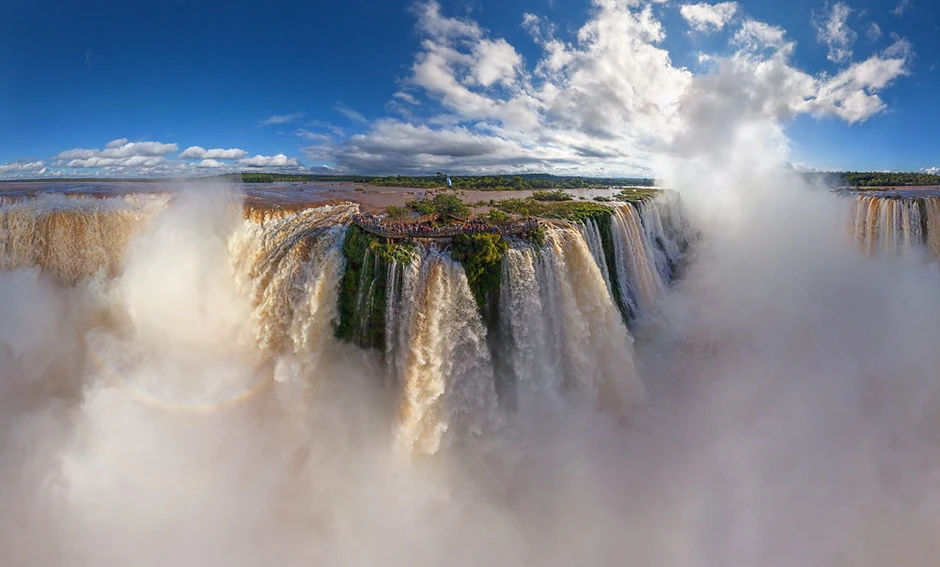 Vodopadi Iguasu na granici Brazila i Argentine prema legendi su nastali kada se bog razbesneo što mu žena nije uzvratila ljubav (FOTO: AirPano.com)