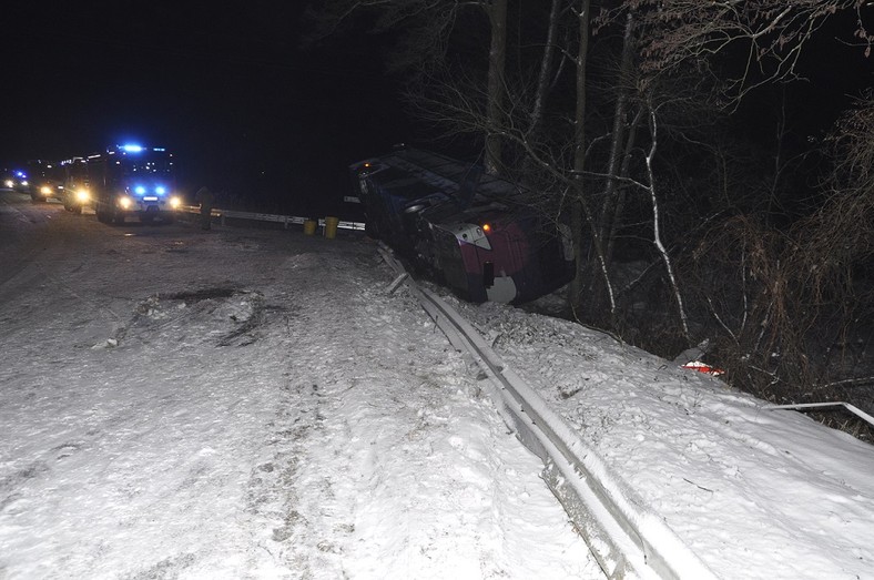 Wypadek autokaru w Wisznicach. W samochodzie było 26 osób