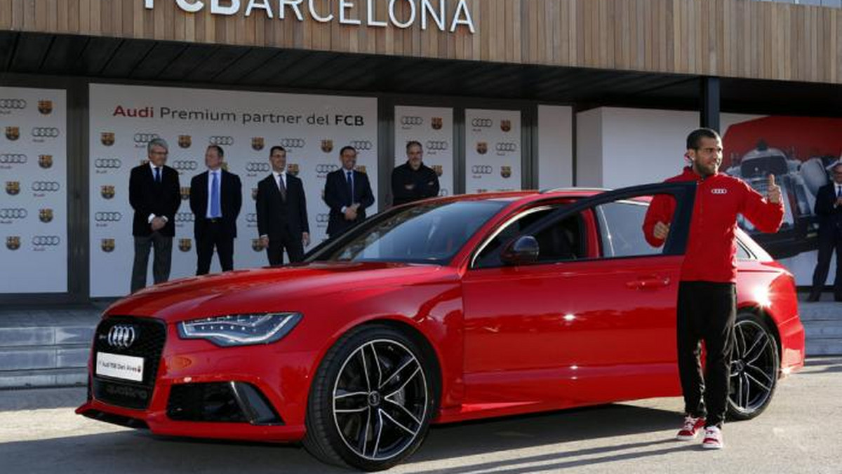 Niedawno pokazywaliśmy wam nowe samochody, które piłkarze Realu Madryt otrzymali od swojego sponsora, marki Audi. Teraz nowe samochody otrzymali też zawodnicy FC Barcelona. Katalończycy od swojego sponsora także otrzymali wybrane modele marki Audi. Koniecznie zobaczcie nowe fury piłkarzy Barcy!