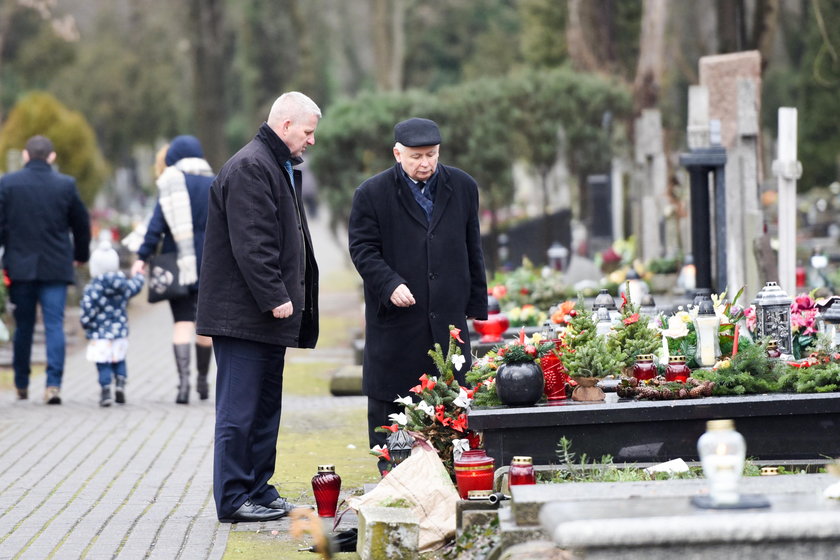 Jarosław Kaczyński taszczy choinkę do domu
