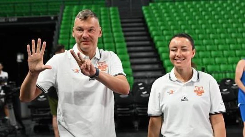 Jelena Todorović sa Šarunasom Jasikevičijusom, litvanskim trenerom koji je ove godine postao šampion Evrope sa turskim Fenerbahčeom | Foto: Jelena Todorović/Privatna arhiva