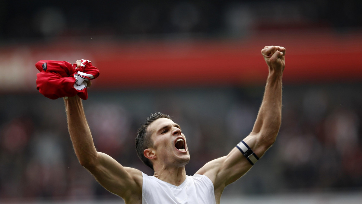 Robin van Persie powinien zostać w Arsenalu Londyn, "najpiękniejszym" klubie Premier League - tak uważa Marco van Basten, legenda piłki nożnej.