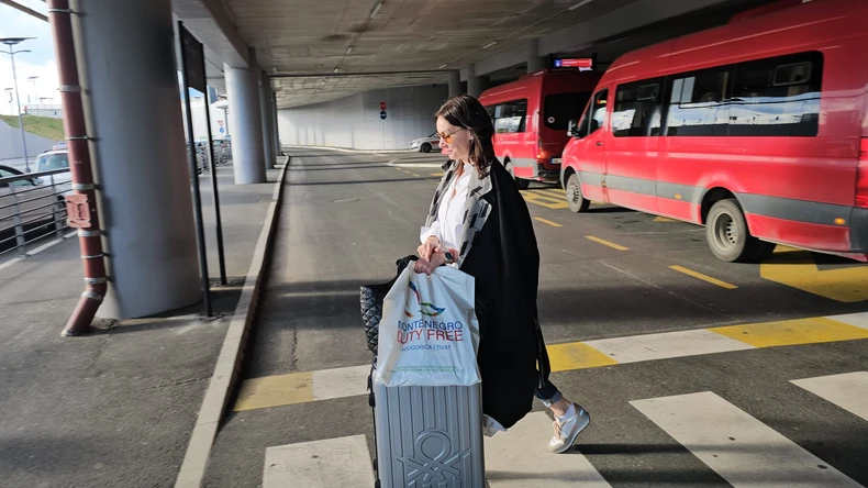 Sloboda Mićalović na aerodromu