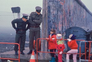 Dzieci z Berlina Zachodniego w drodze do szkoły przechodzą przez obalony mur berliński, 14 listopada 1989 r.