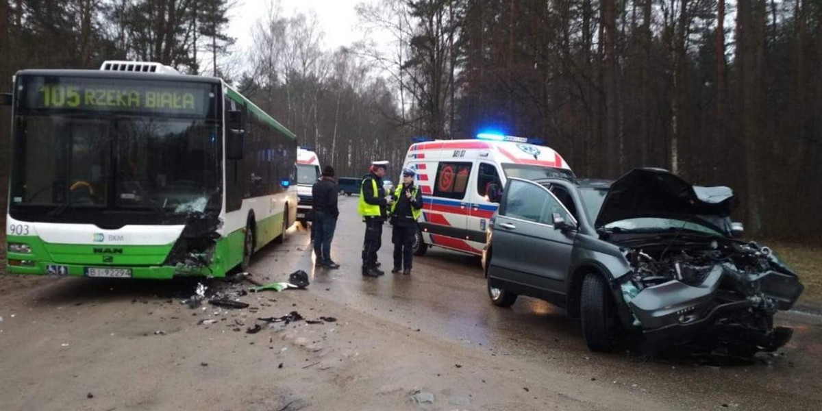 Wypadek pod Białymstokiem. Honda zderzyła się z autobusem. Są ranni