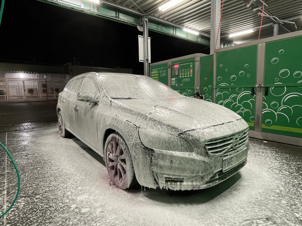 Brudny samochód, mycie auta