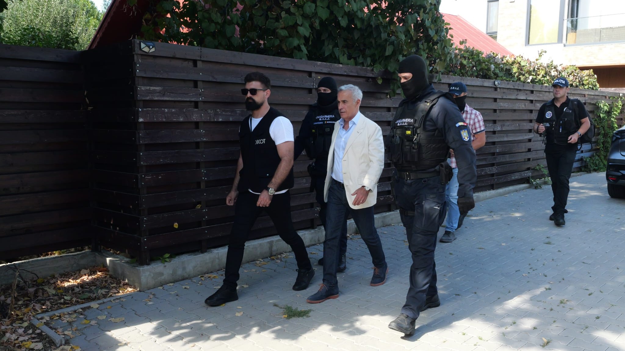 Călin Georgescu a fost reținut de procurorii DIICOT / Ce au scos la iveală perchezițiile făcute la locuința sa și alte imobile