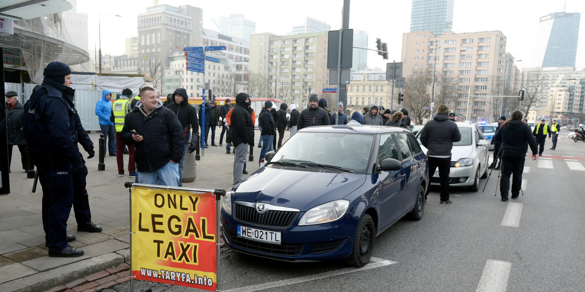 Taksówkarze nie chcą zmian, które proponuje nowa ustawa. Orzewoźnicy opierający się na aplikacjach uważają z kolei, że faworyzuje ona taksówkarzy.