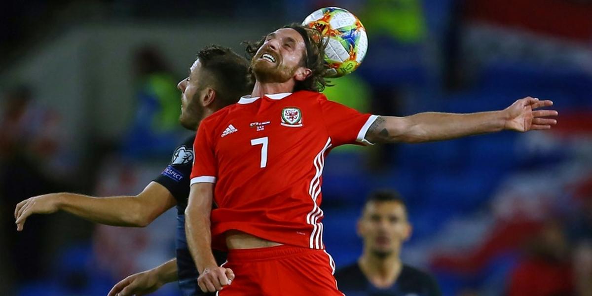 Joe Allen z Walesu proti České republice v kvalifikaci na mistrovství světa