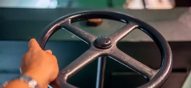 Dlaczego kierownica jest okrągła, a kierunkowskazy pomarańczowe? Odpowiedzi mogą zaskoczyć