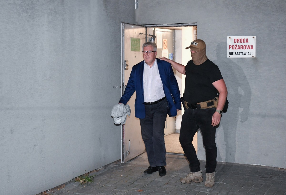 Ryszard Czarnecki i jego ?ona zatrzymani przez CBA