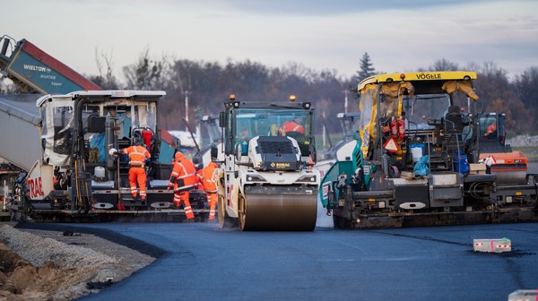 Praca wre, bo już 5 grudnia wznowione zostaną operacje lotnicze.