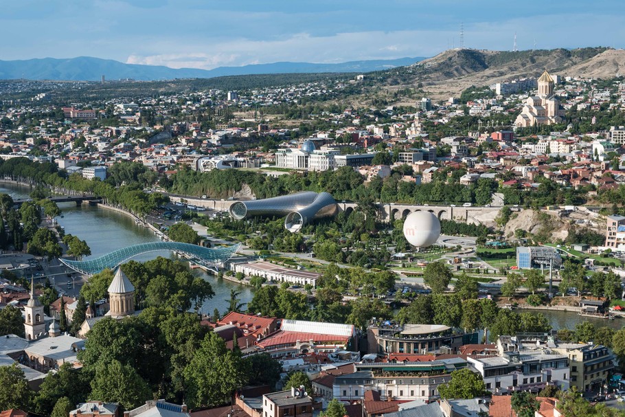 Panorama Tibilisi, stolicy Gruzji. Rosjanie masowo kupują w Gruzji luksusowe mieszkania i rejestrują firmy. Niewykluczone, że wkrótce będą starać się o obywatelstwo (zmiany przepisów mogą to umożliwić).