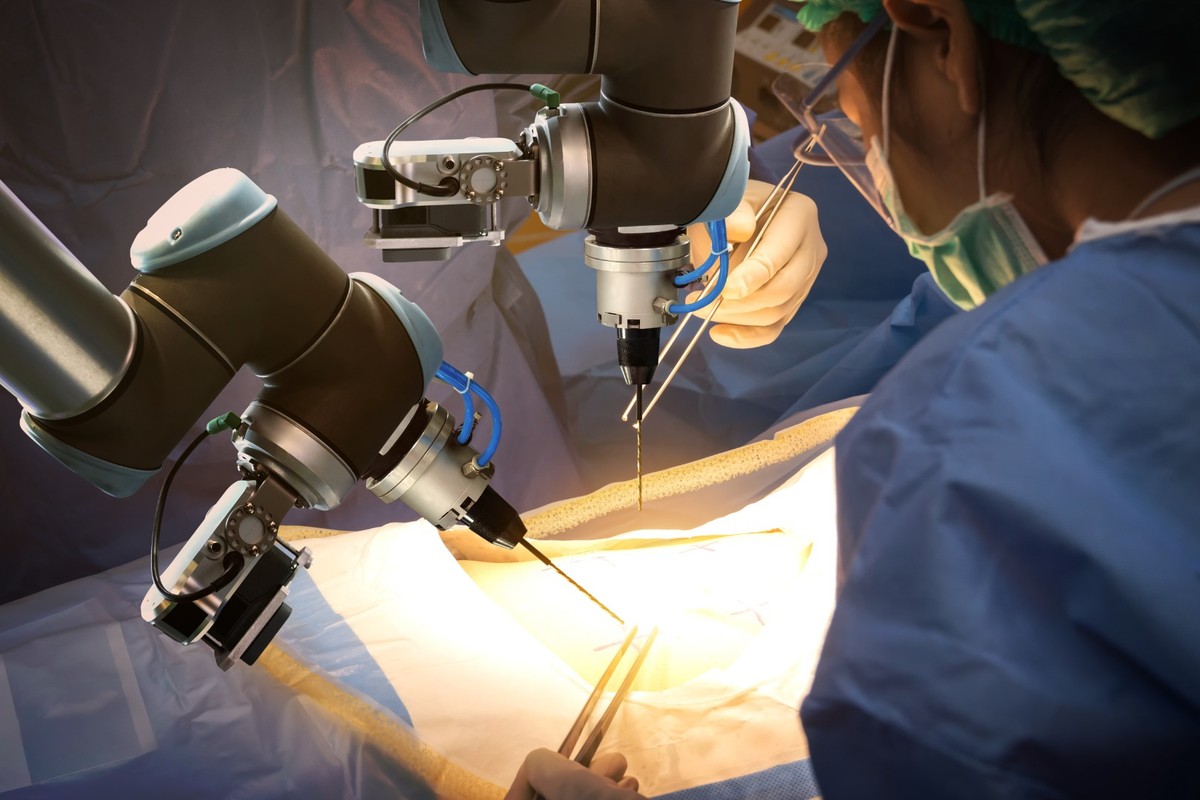 Operacje w asyście robota medycznego są coraz częstsze. Dlatego rezydenci chirurgii ogólnej poznają podstawy tej techniki operacyjnej w czasie szkolenia specjalizacyjnego