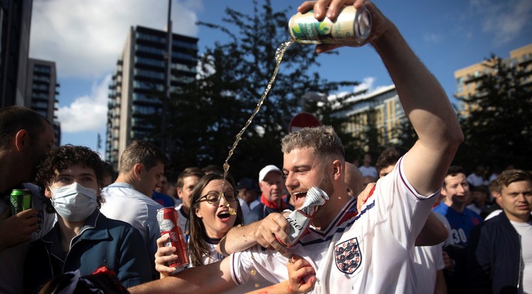 Angol szurkolók söröznek a 2021-ben rendezett Európa-bajnokságon Londonban