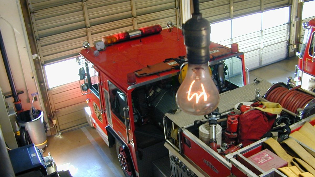 Un bec arde de 125 de ani fără să fie schimbat. Ce secret ascunde filamentul său de carbon