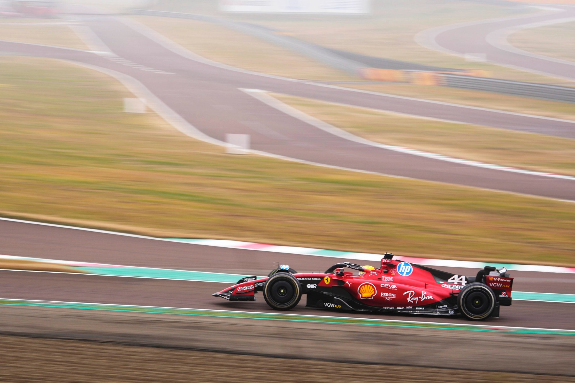 Lewis Hamilton odjazdil prvé kolá v monoposte Ferrari. 