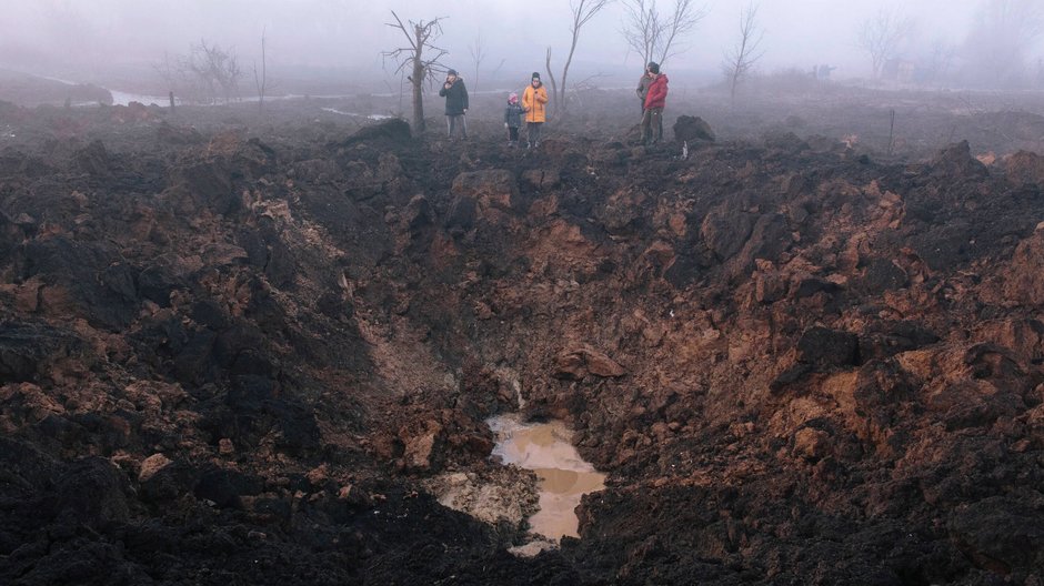 Krater po rosyjskim bombardowaniu