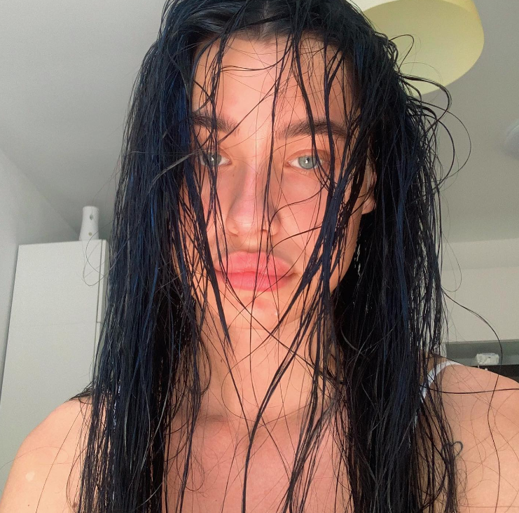 Transrodová modelka Charlotte Srnčík. 
