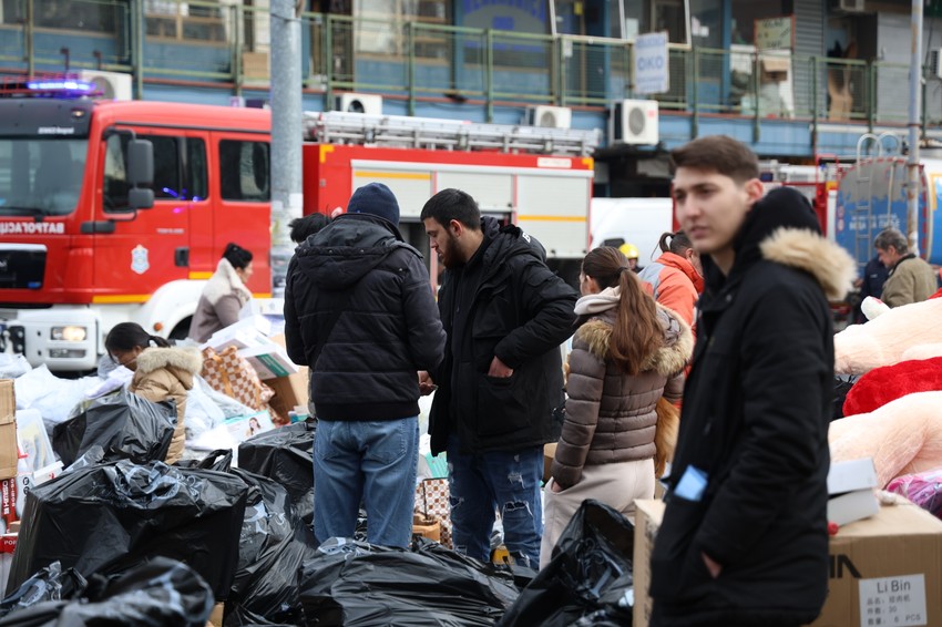 Vlasnici radnji prodaju robu  dok tržni centar gori