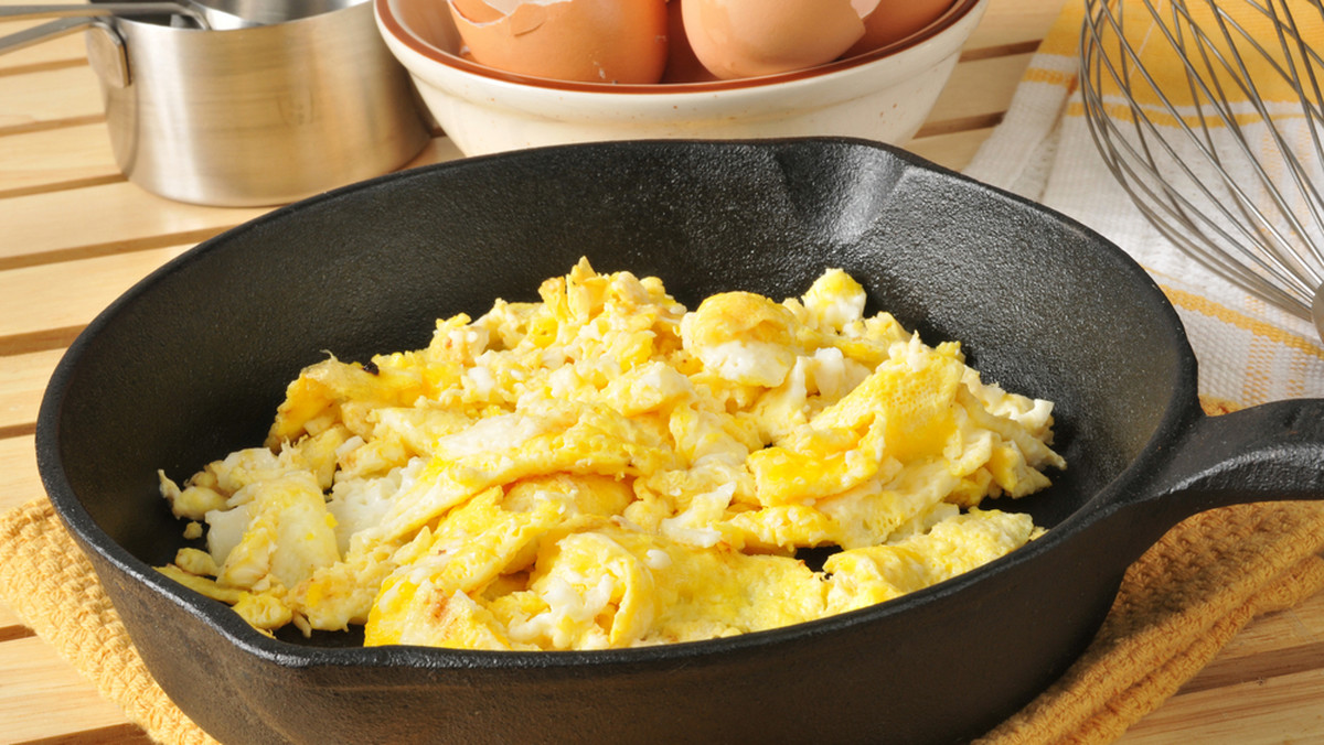 Nie bójmy się jeść jajek! To bogate źródło choliny, która wpływa na sprawność naszego mózgu. Z kolei pełnowartościowe białko jaja sprzyja redukcji masy ciała.