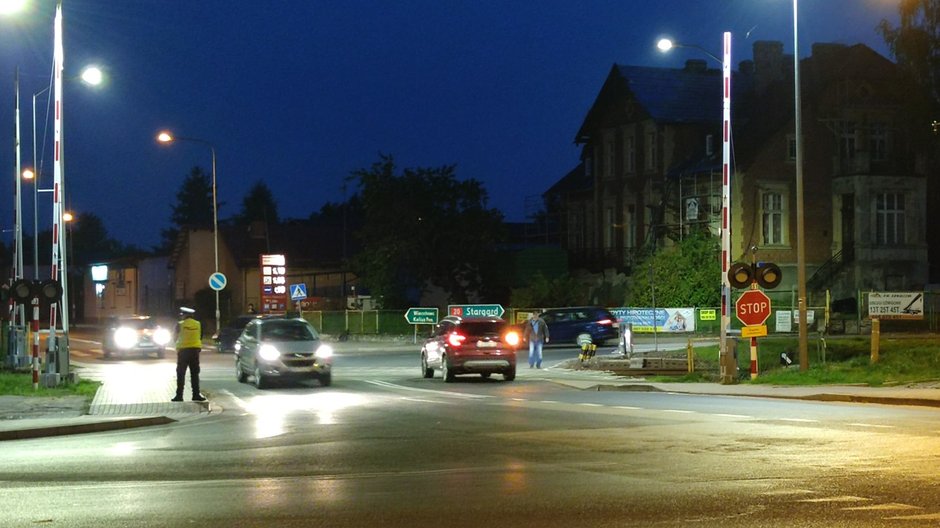 Znak "stop" przed uszkodzoną rogatką