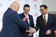 Premier Mateusz Morawiecki (w środku), wicepremier, minister aktywów państwowych Jacek Sasin (z lewej) i prezes PKN Orlen Daniel Obajtek.